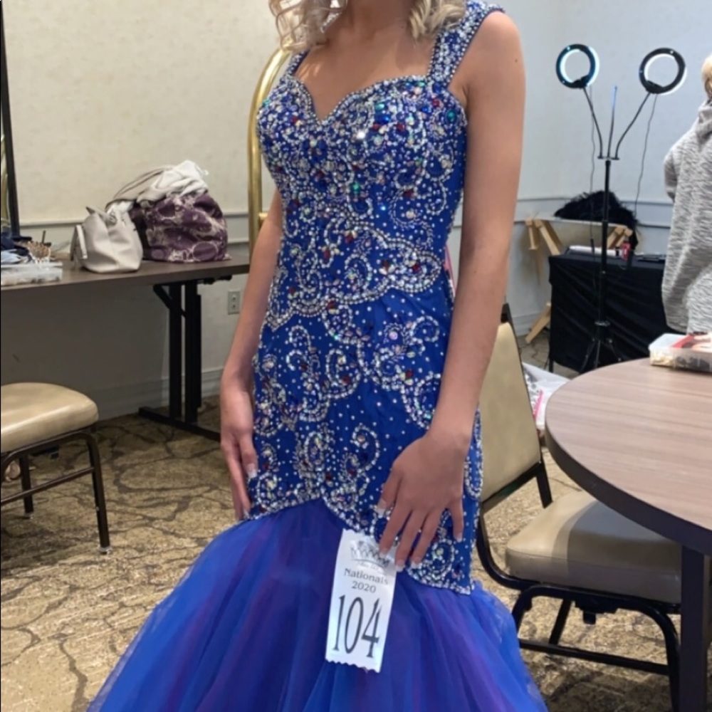 Floor length formal prom/pageant gown